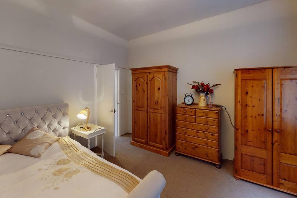 Spacious One Bedroom Flat West Hoathley Dış mekan fotoğraf